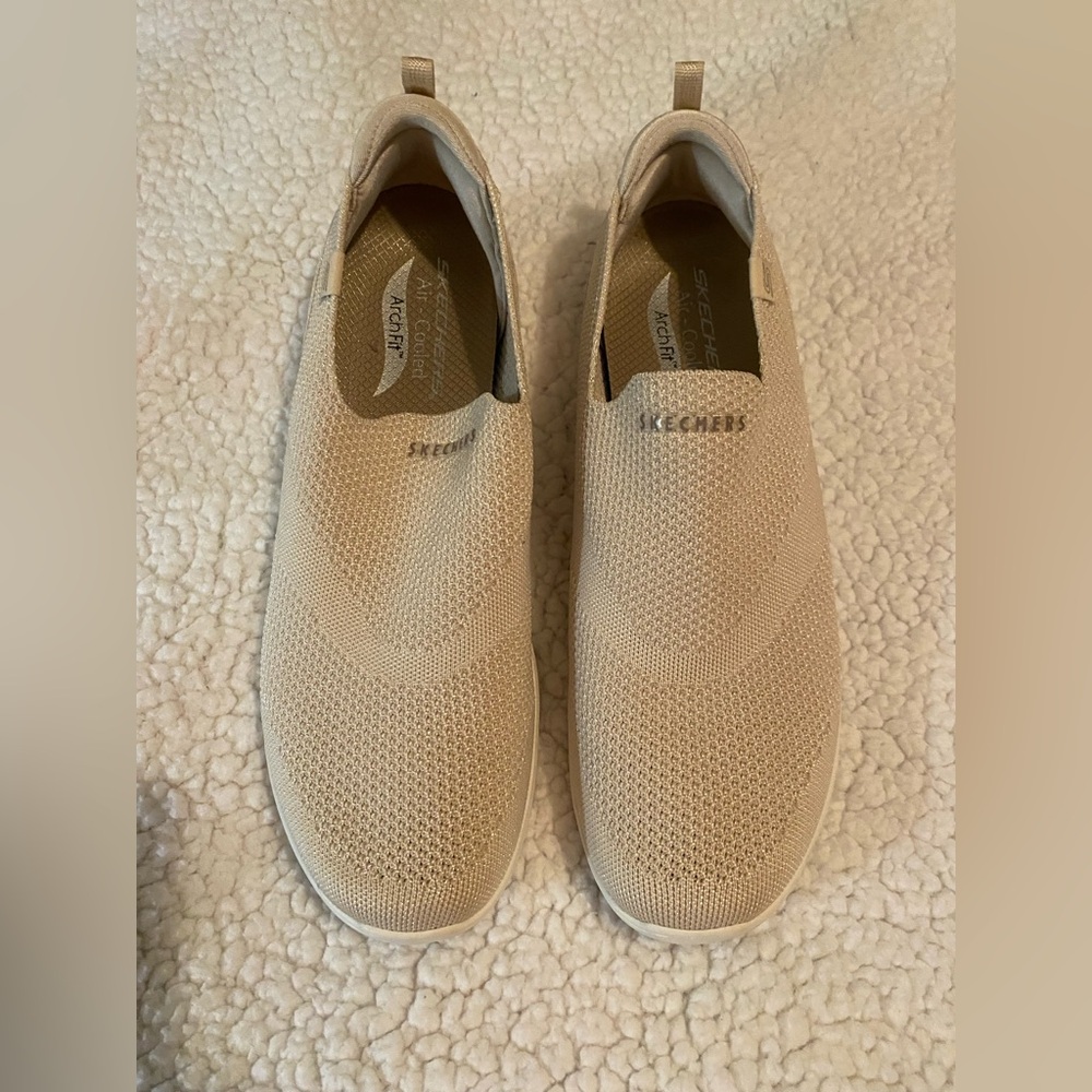 Skechers woMen's Beige Slip-On Loafers arch fit size 11